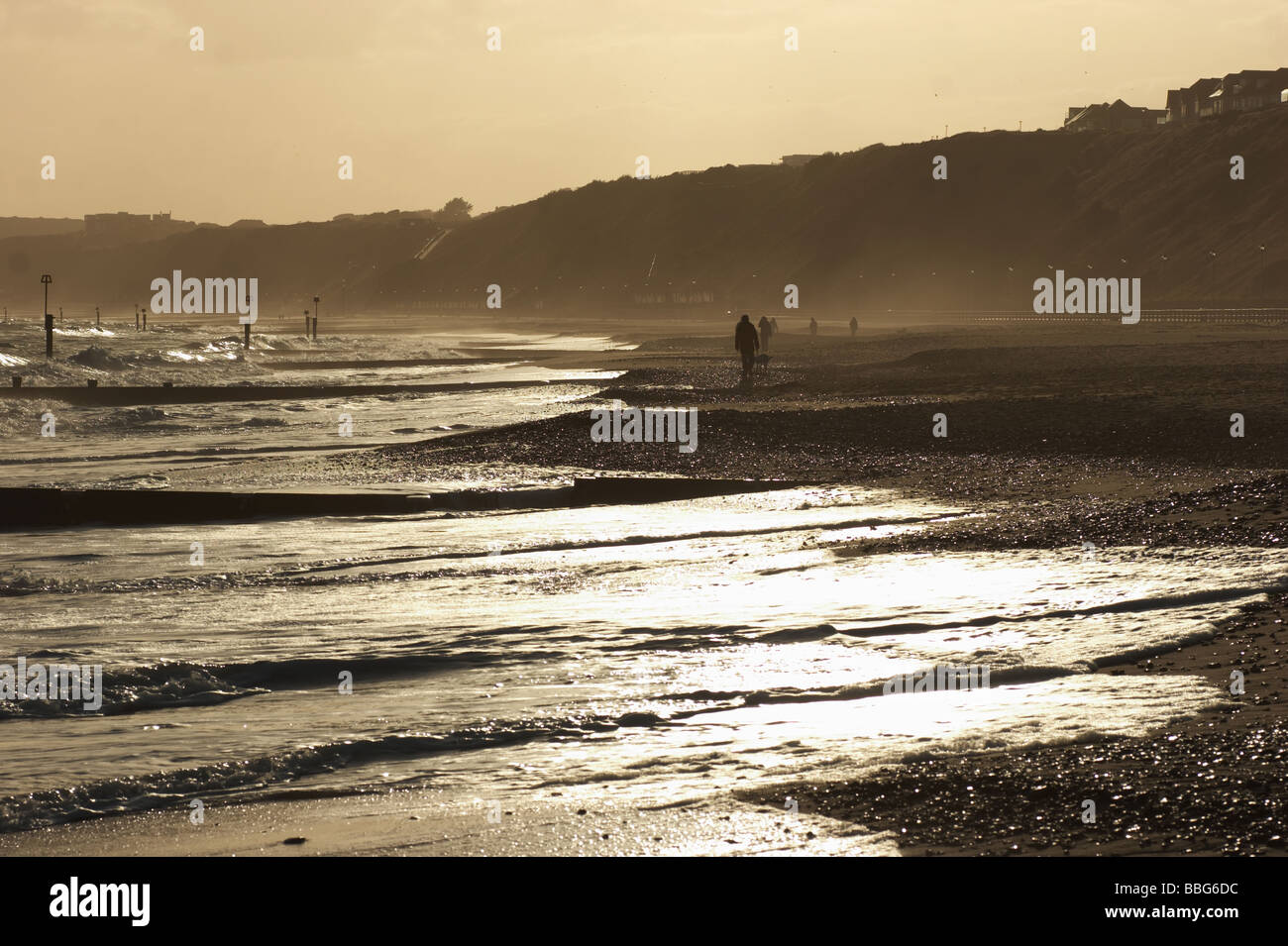 Coucher du soleil sur la plage de Southbourne dans Dorset England UK Banque D'Images