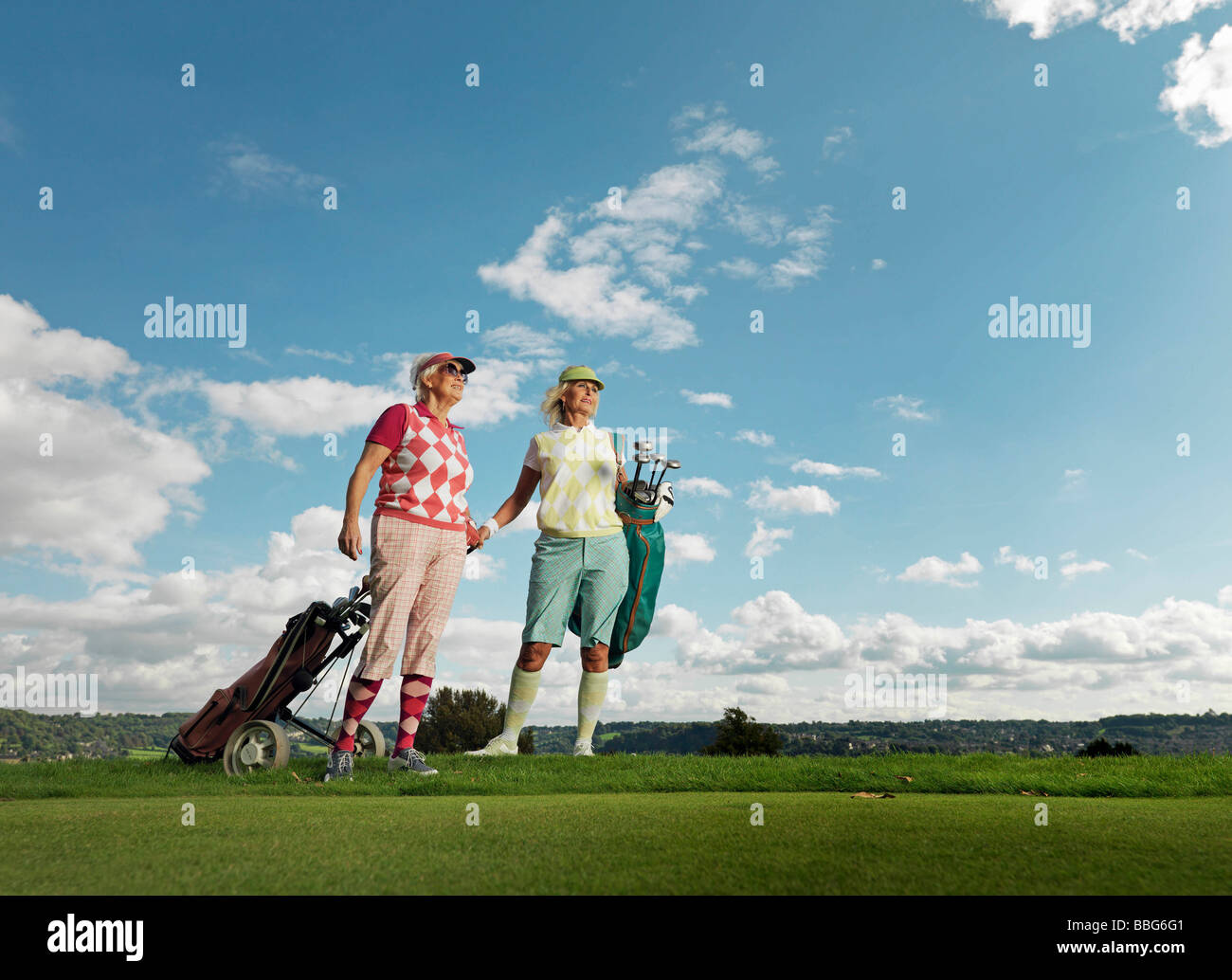 Jouer au golf pour femmes matures Banque D'Images