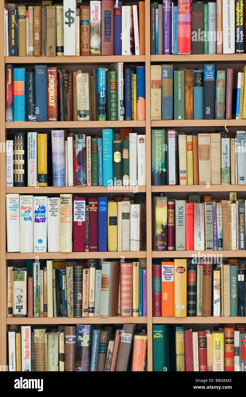 Bibliothèque complète, librairie de seconde main, fiction Photo Stock -  Alamy