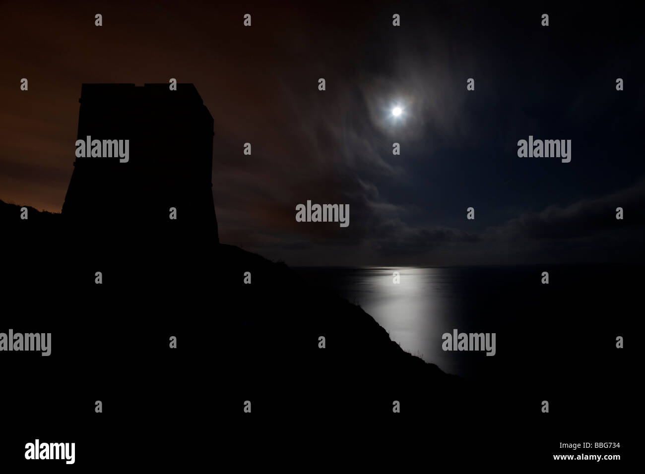 Watch Tower par lumière de Lune terre et sea scape Banque D'Images