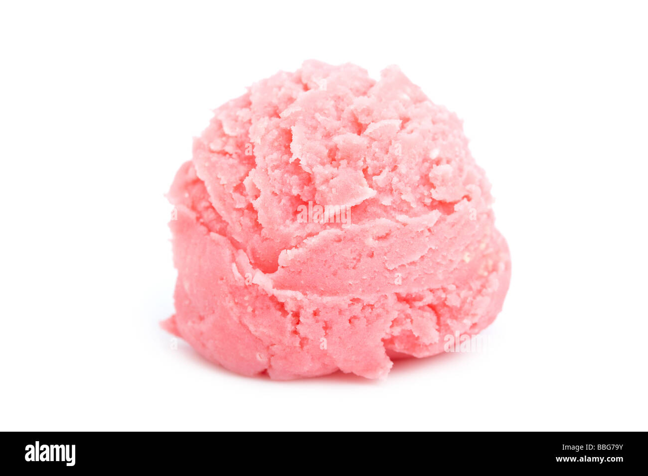 Délicieuse glace à la fraise boule sur fond blanc profondeur de champ Banque D'Images