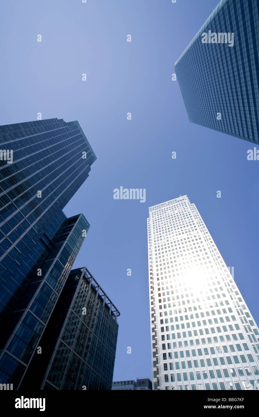 La lumière du soleil brille au large de gratte-ciel qui forment une ville moderne Banque D'Images