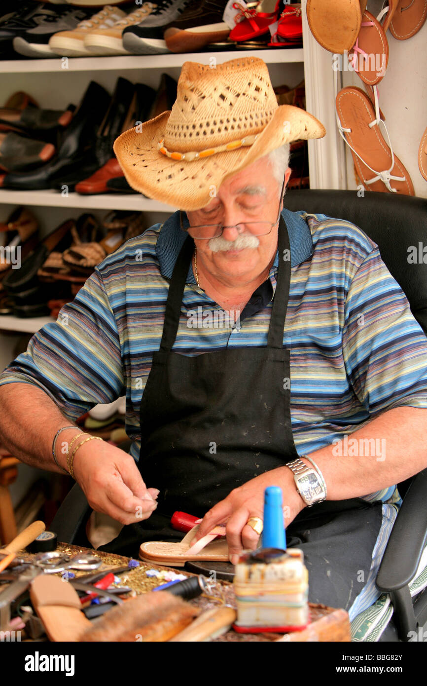 Capri, Italie ; Senior male artisan faisant sandales en cuir Banque D'Images