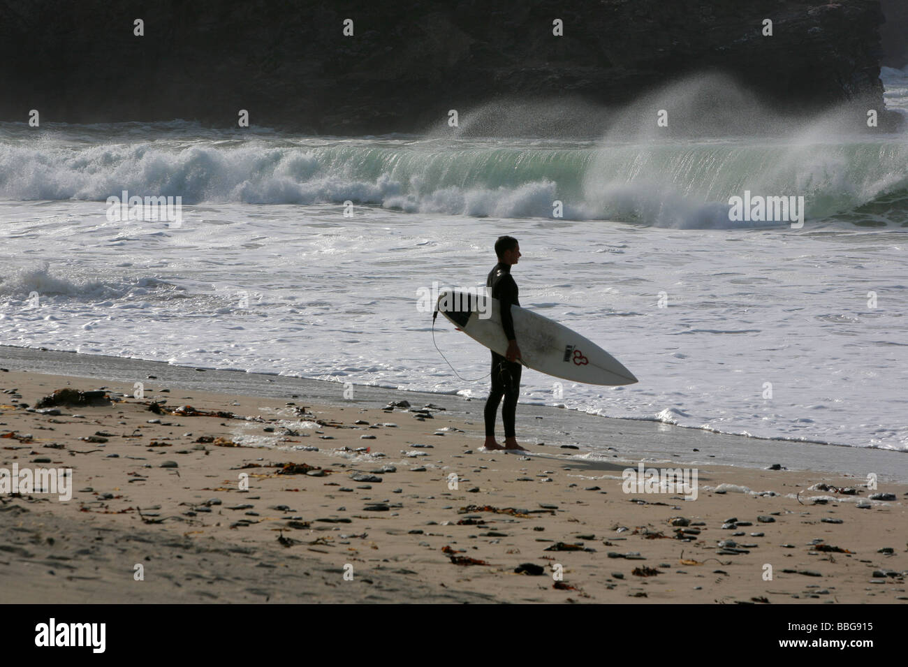 Surfer à Portreath beach, Cornwall, England, UK Banque D'Images