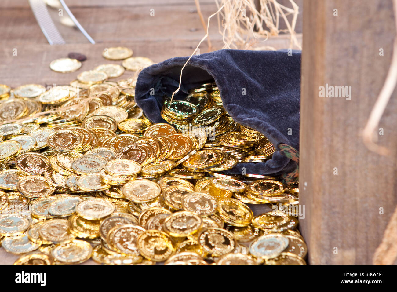 Byhoo Pièces De Pirate En Métal, 30 Pièces De Trésor D'Or, Réplique En Métal Doubloons Espagnols, Jetons De Faux Pièces De Trésor De Pirate, Imitation Réaliste D'Argent Pour Les Jouets De Cosplay