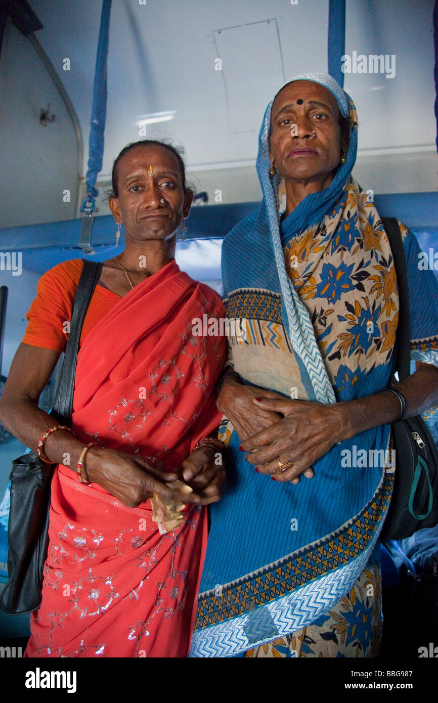 Hijira Transgender sur un train dans l'État du Bihar en Inde Banque D'Images