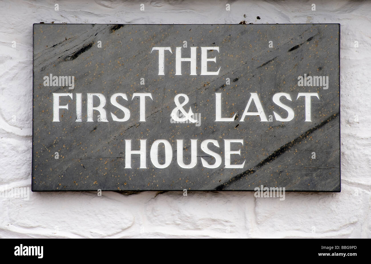 Plaque sur le côté de la construction de la "la première et dernière maison',Lands End, Cornwall, Angleterre Banque D'Images