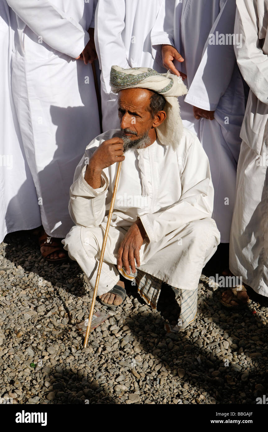 L'homme en costume traditionnel omanais, le bétail ou les animaux marché à Nizwa, Hajar al Gharbi, Montagnes, région Dakhliyah Al Sultanat Banque D'Images