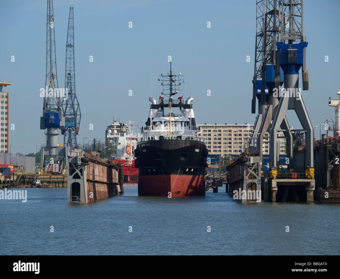 Aller de l'océan grand tug boat on se pose en cale sèche dans le port de Rotterdam Zuid Holland aux Pays-Bas Banque D'Images