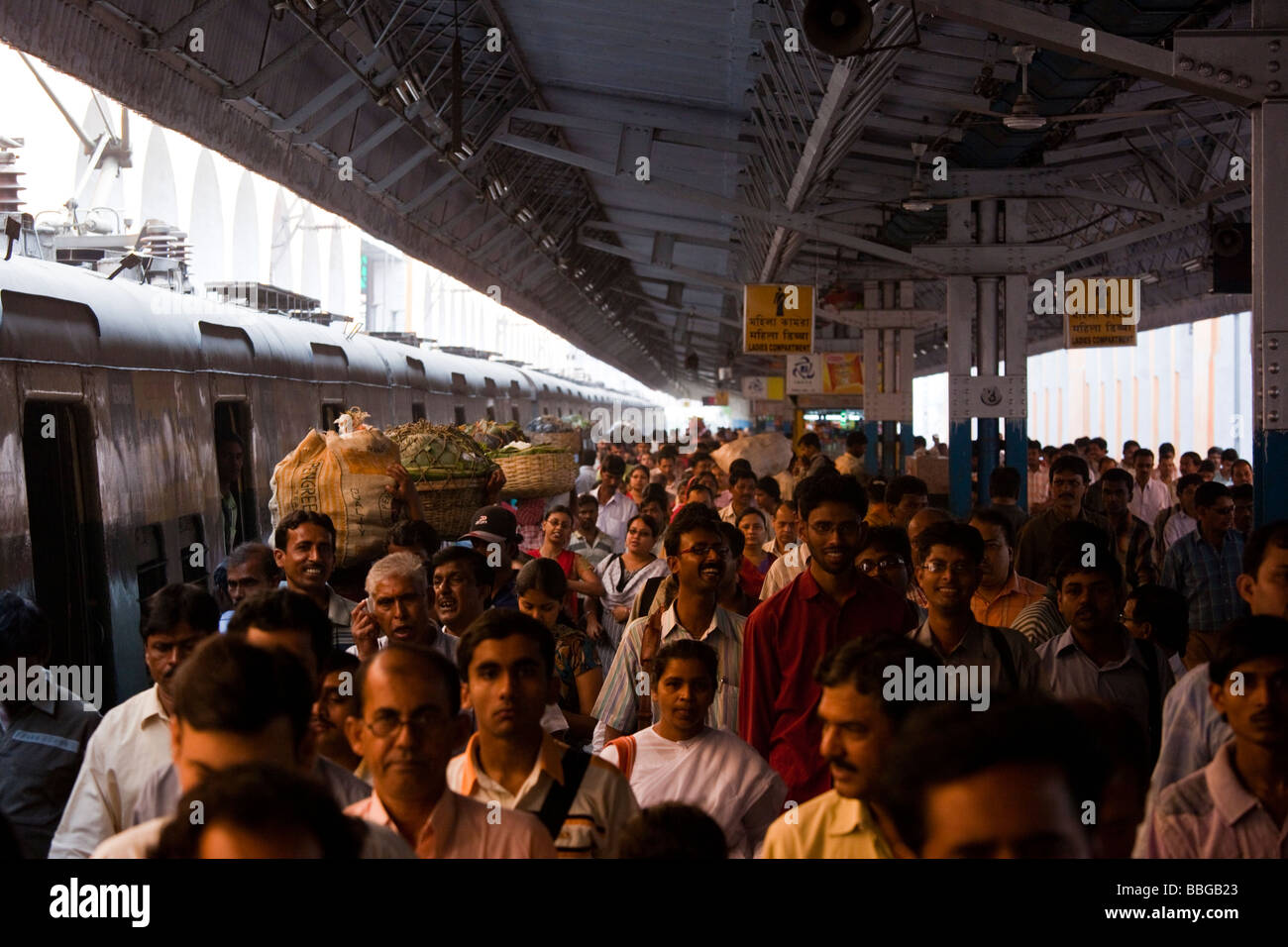 La foule des gens à quitter la plate-forme du train à la gare de Sealdah à Calcutta Inde Banque D'Images