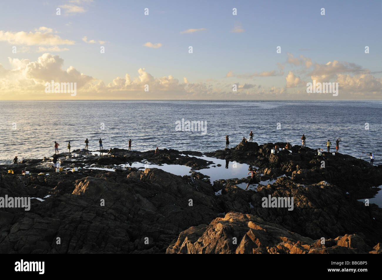 Pêcheurs sur les rochers en début de matinée, Barra, Salvador, Bahia, Brésil, Amérique du Sud Banque D'Images