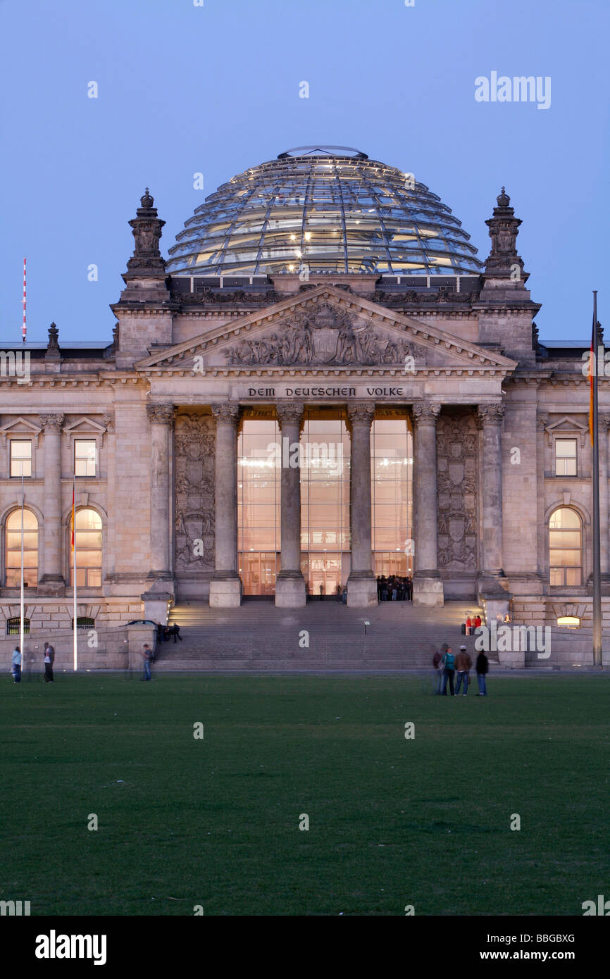 Bâtiment du Parlement Reichstag avec dôme en verre et portail ouest vu de la grande pelouse, place Platz der Republik, Berlin, Germ Banque D'Images