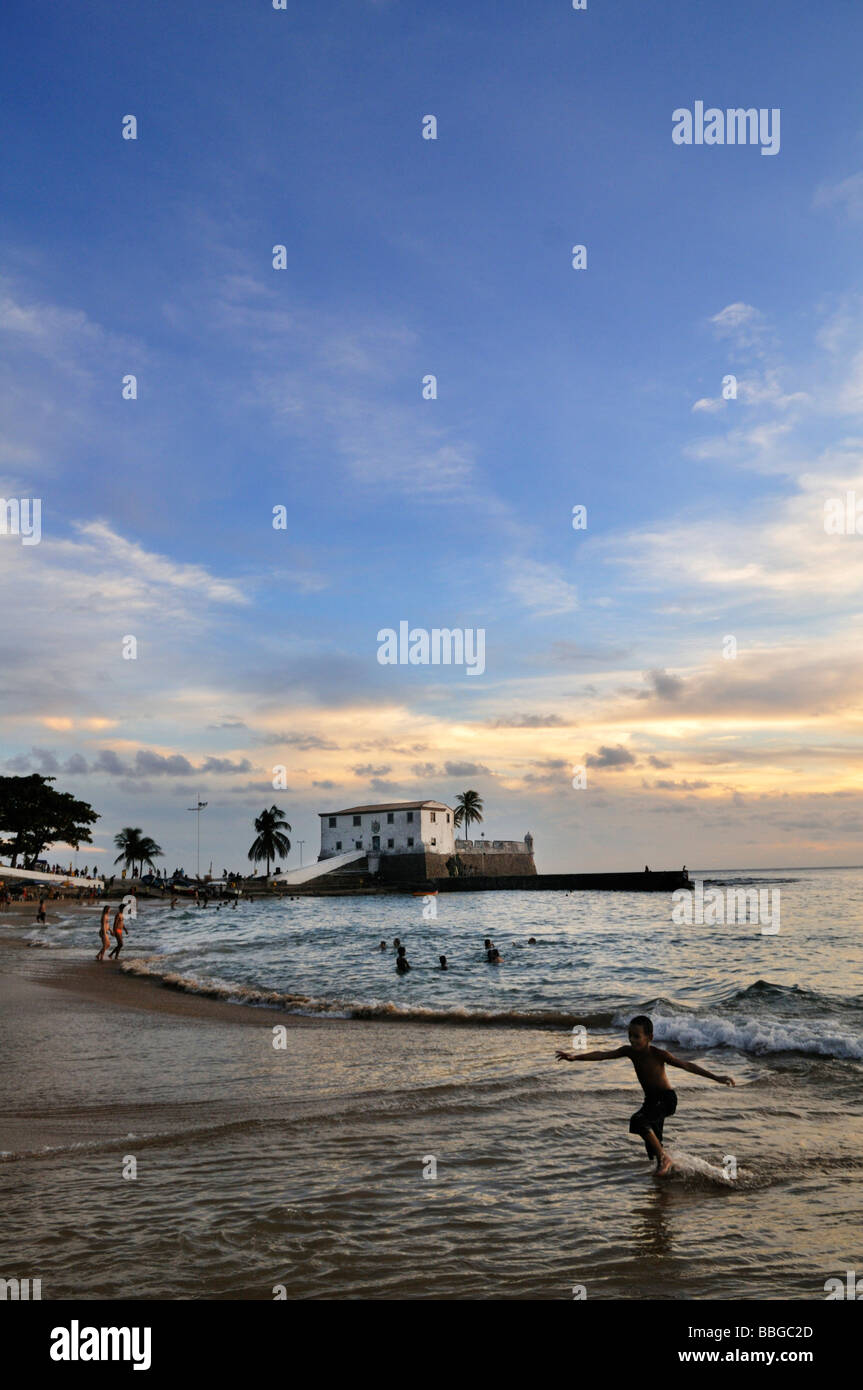 Coucher du soleil sur la plage de Porto da Barra et Forte Santa Maria forteresse, Salvador, Bahia, Brésil, Amérique du Sud Banque D'Images