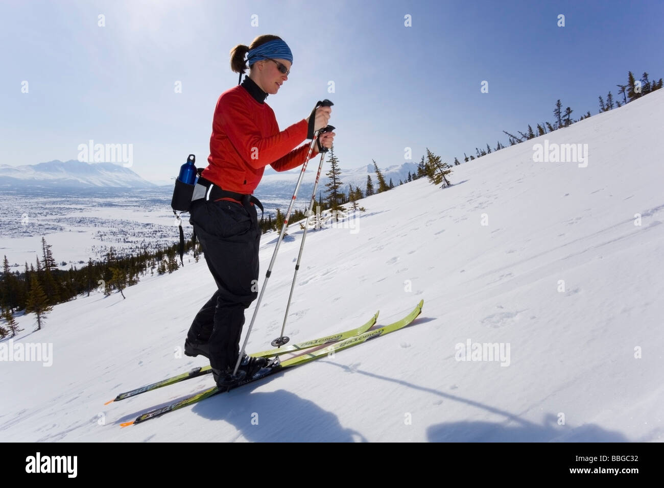 Jeune femme ski de randonnée, télémark, Log Cabin, col blanc, col Chilkoot, Chilkoot Trail (Colombie-Britannique), en Colombie-Britannique, Yukon Banque D'Images