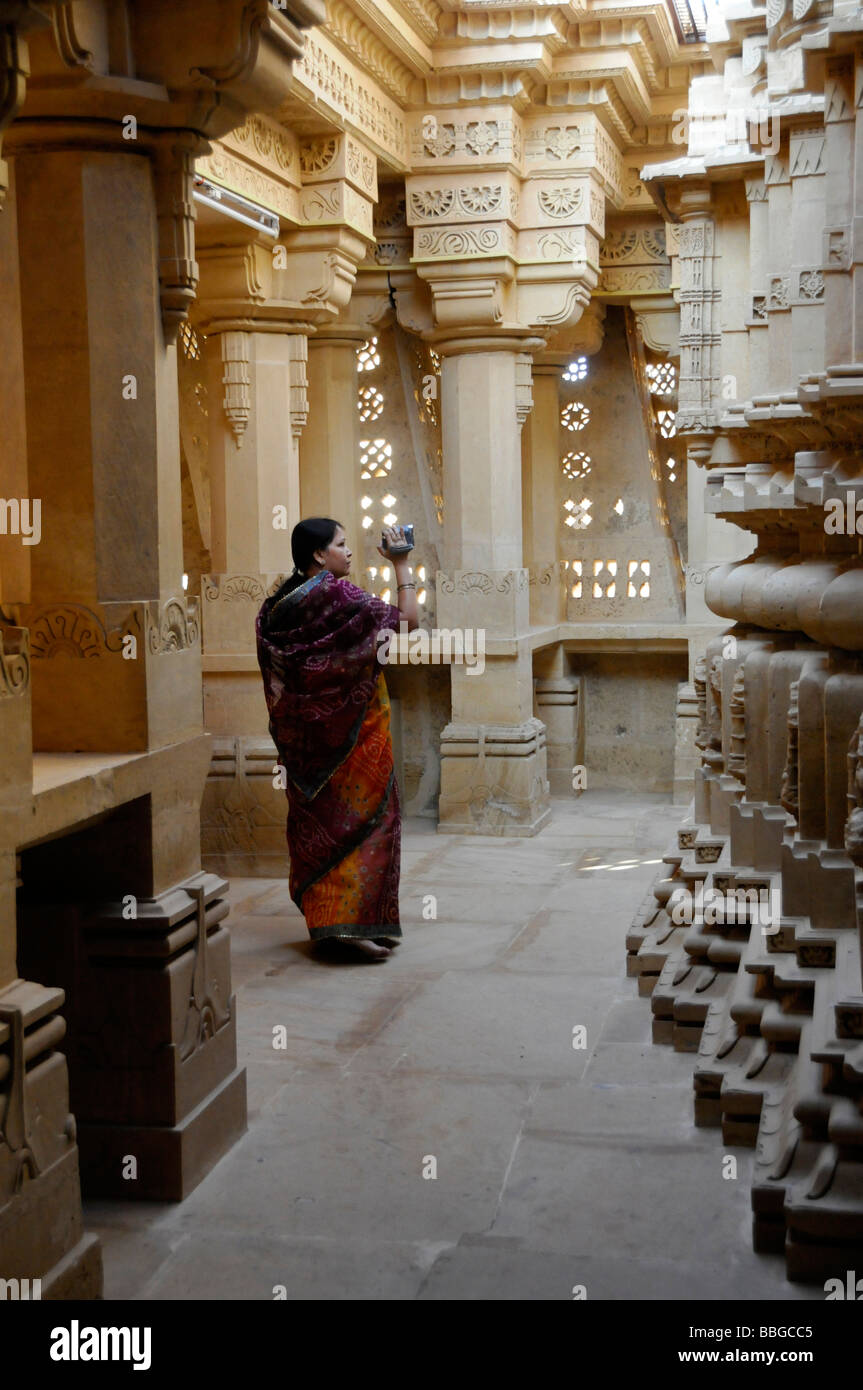 Femme indienne dans un temple Jain, Lodruva, Rajasthan, Inde du nord, l'Asie Banque D'Images