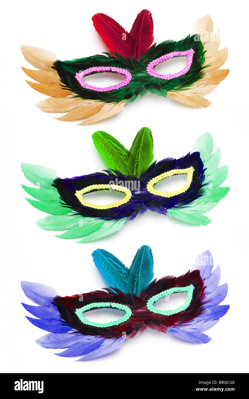 Partie trois masques colorés disposés sur fond blanc Banque D'Images