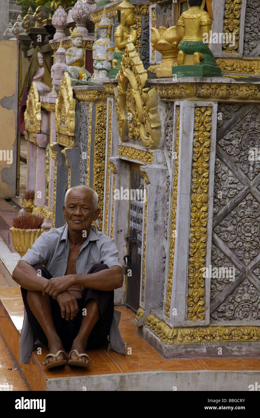 Cambodian vieil homme assis dans un temple bouddhiste à Phnom Penh, Cambodge Banque D'Images