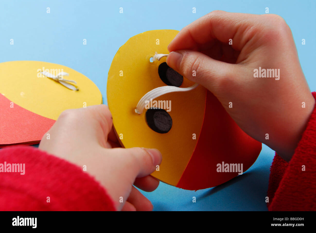 Les mains des enfants faisant un jumping jack Banque D'Images