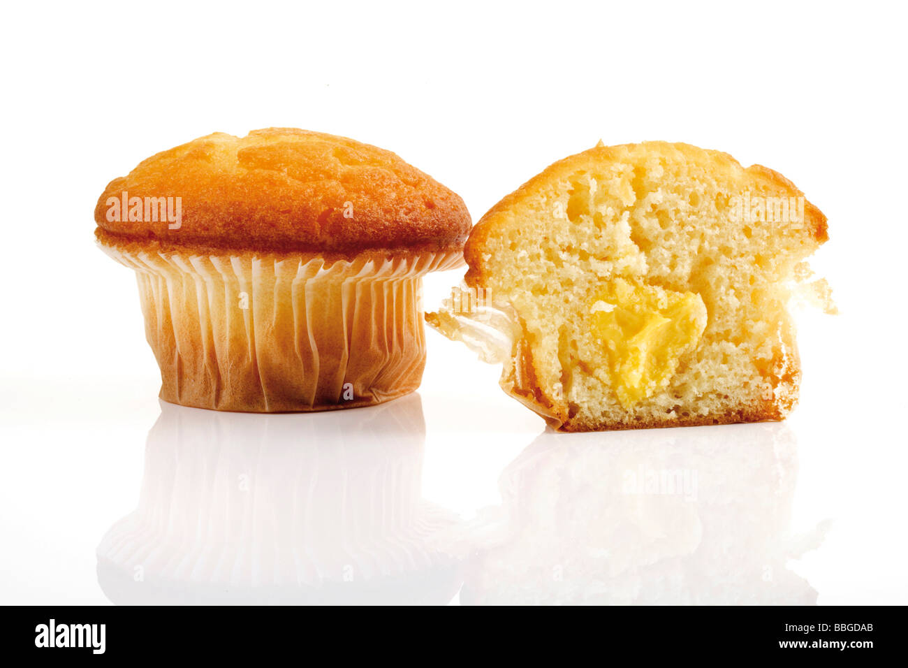Muffin entières et des moitiés avec crème vanille Banque D'Images