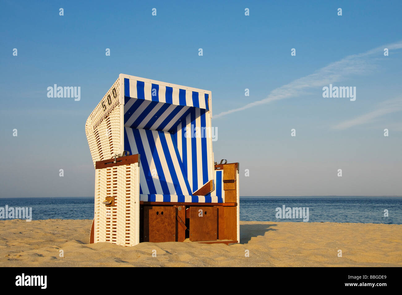 Chaise de plage dans la lumière du soir, l'île de Sylt, en mer du Nord, Schleswig-Holstein, Allemagne, Europe Banque D'Images