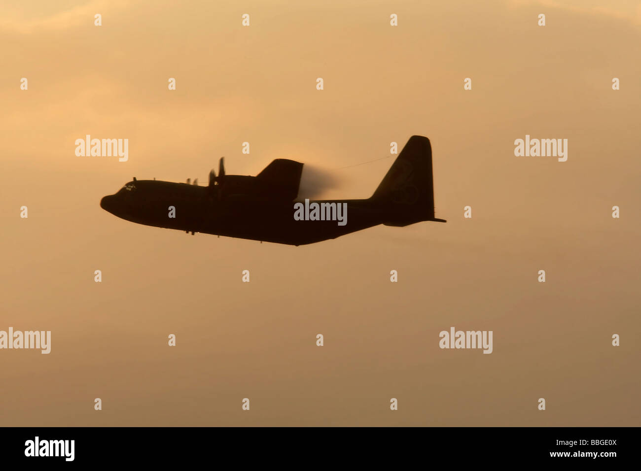 Lockheed C-130 Hercules avec la condensation de l'eau à partir de la vapeur s'ailes Banque D'Images