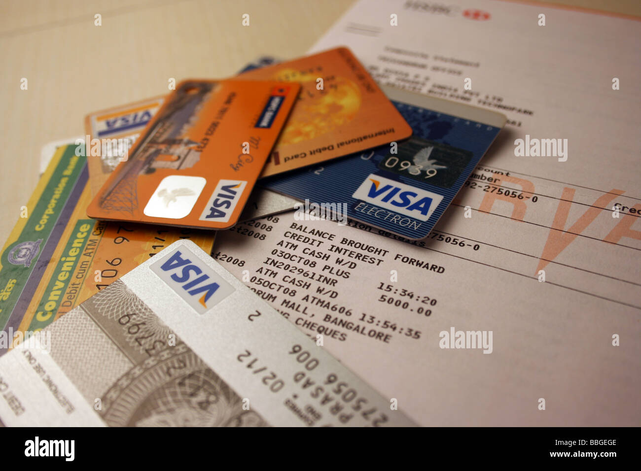Les cartes Visa allongé sur un relevé bancaire, dépenses, dépenses,  récession, Visa, les cartes de débit, de crédit, de compte bancaire,  plastique, argent Photo Stock - Alamy
