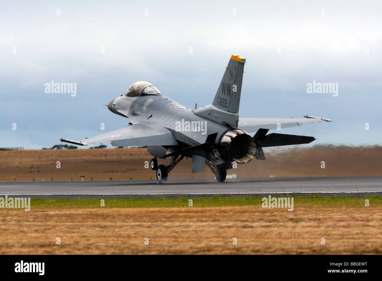 F 16 Fighting Falcon Landing Banque D'Images