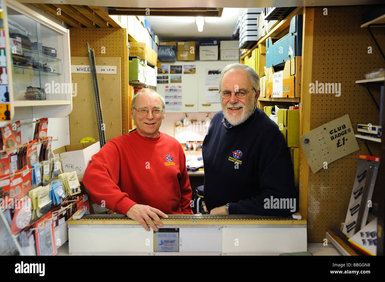 Bob Smith et David Jex dans la boutique du club de droit tiré sur le modèle Croydon Railway Society le 28 janvier 2009 Banque D'Images