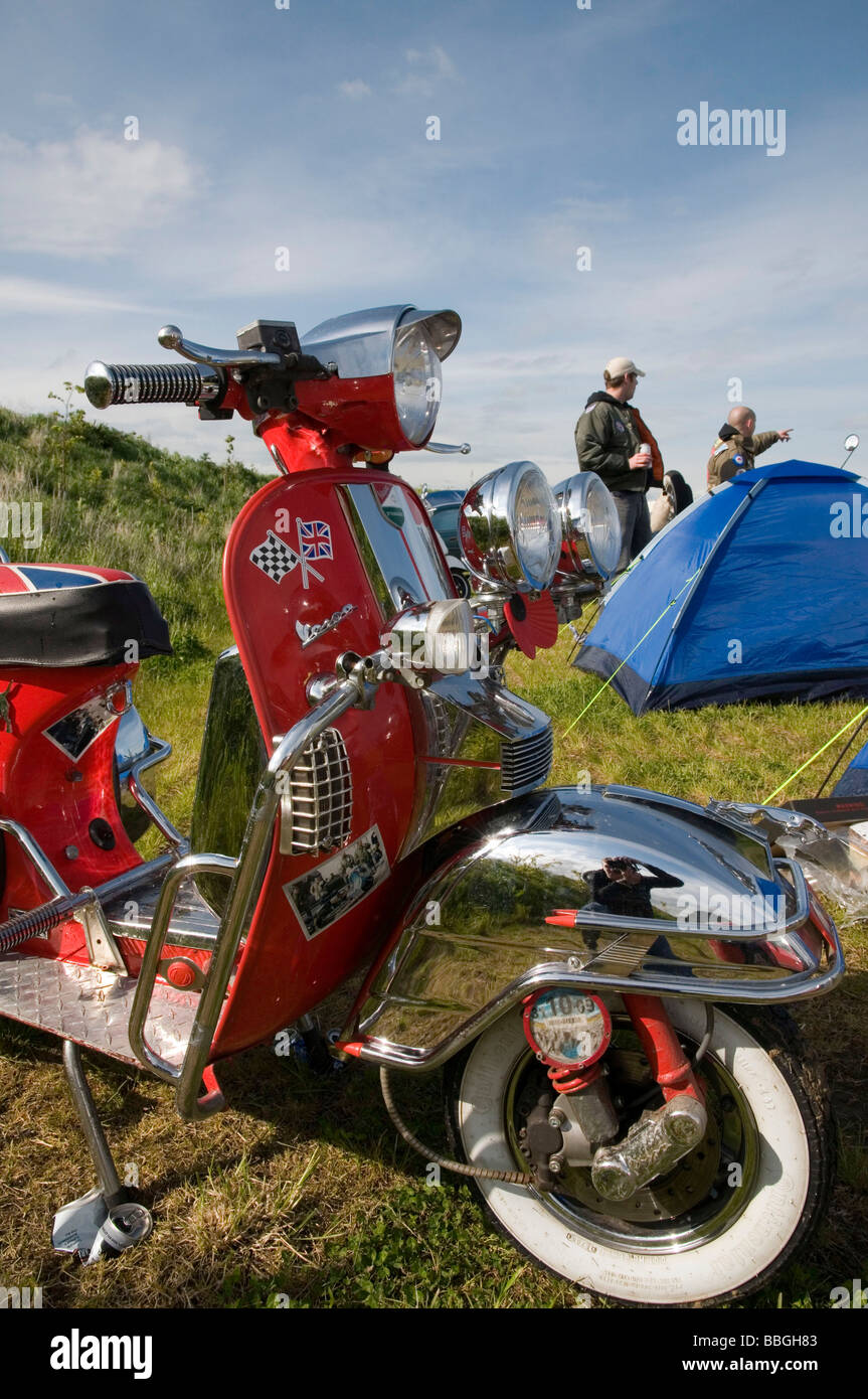 Scooters en camping au festival Northern Soul Weekender moderniste, Newton sur Derwent, York, North Yorkshire Banque D'Images