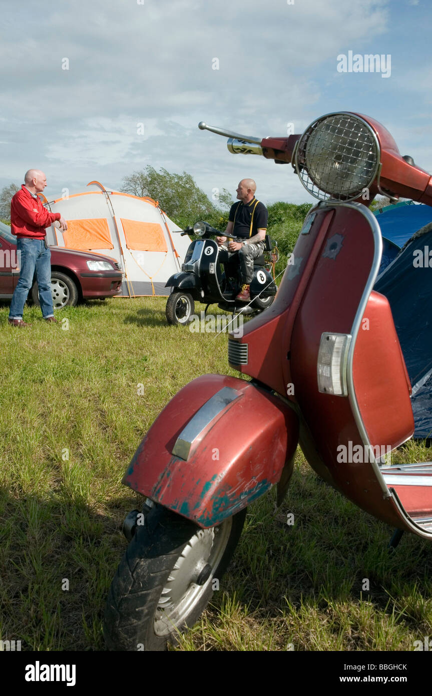 Scooters en camping au festival Northern Soul Weekender moderniste, Newton sur Derwent, York, North Yorkshire Banque D'Images