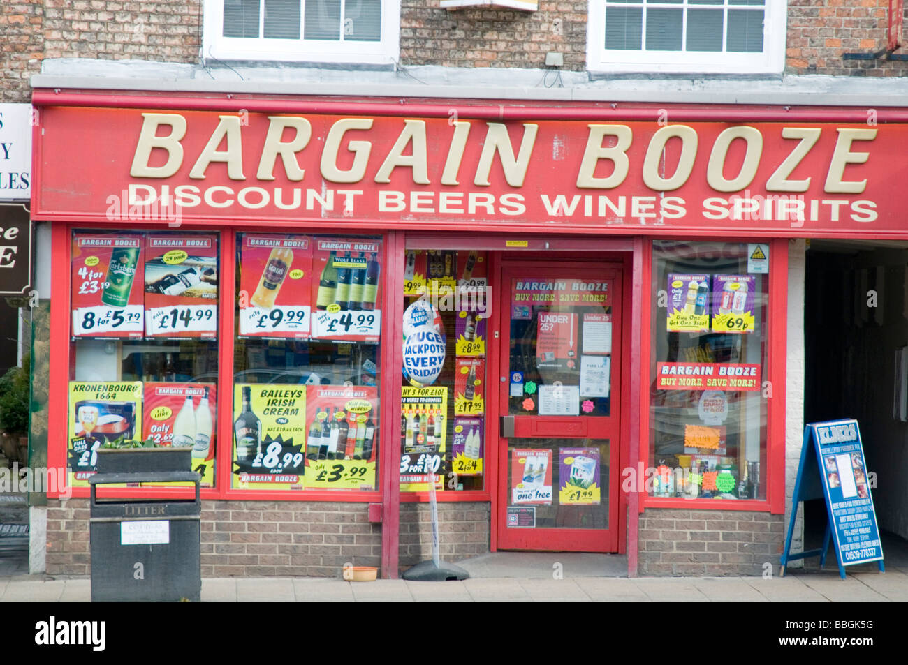 L'alcoolisme l'alcool bière bon marché de détail Ventes alcoolisées mineurs hors licences licence boozer booze Banque D'Images