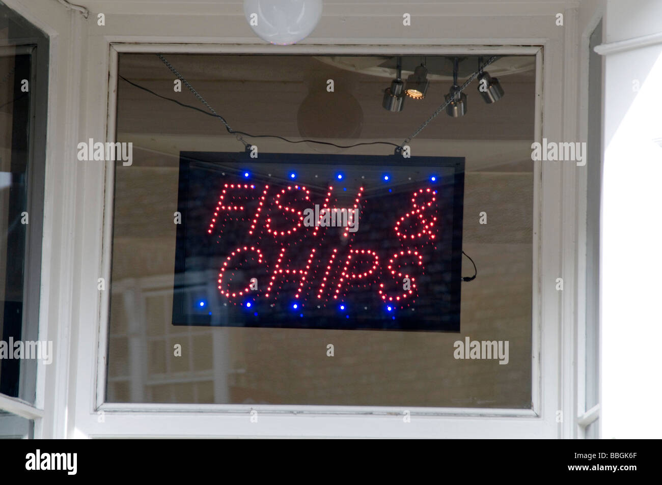 Fish and chips shop boutiques uk anglais traditionnel restauration rapide de pommes de terre Pommes de terre grasse puce engraissement graisse huile grasse fried foods profonde Banque D'Images