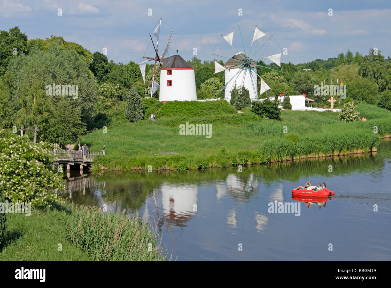 Les moulins à vent et le lac à Mill Museum Gifhorn, dans le Nord de l'Allemagne Banque D'Images