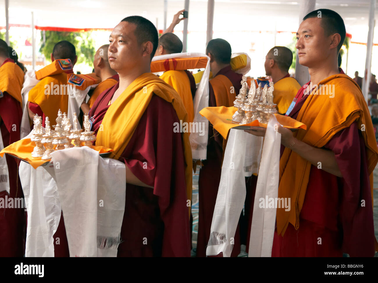 Les moines bouddhistes en attente de bénédictions par le dalaï-Lama Bylakuppe Karnataka Inde Banque D'Images