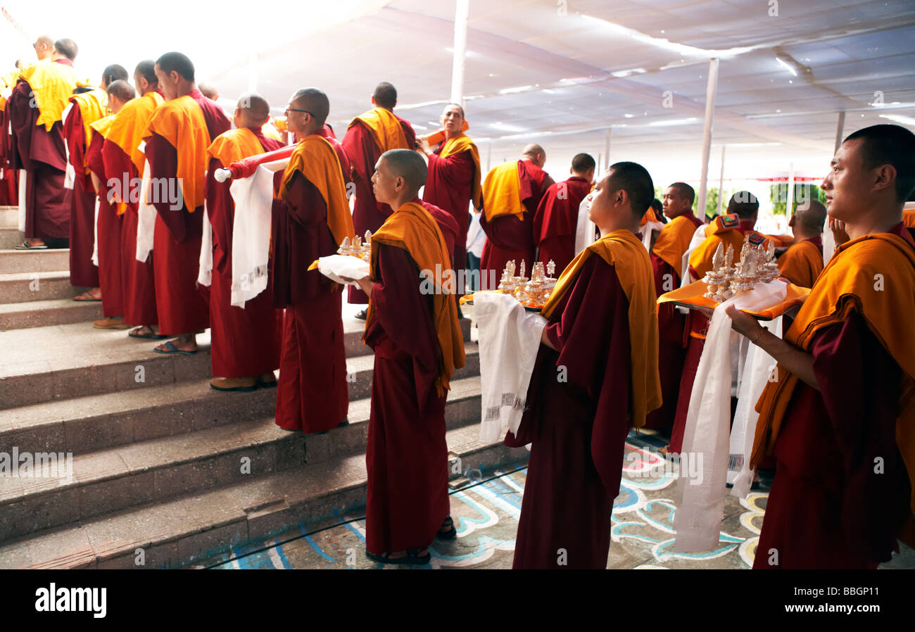 Les moines bouddhistes en attente de bénédictions par le dalaï-Lama Bylakuppe Karnataka Inde Banque D'Images