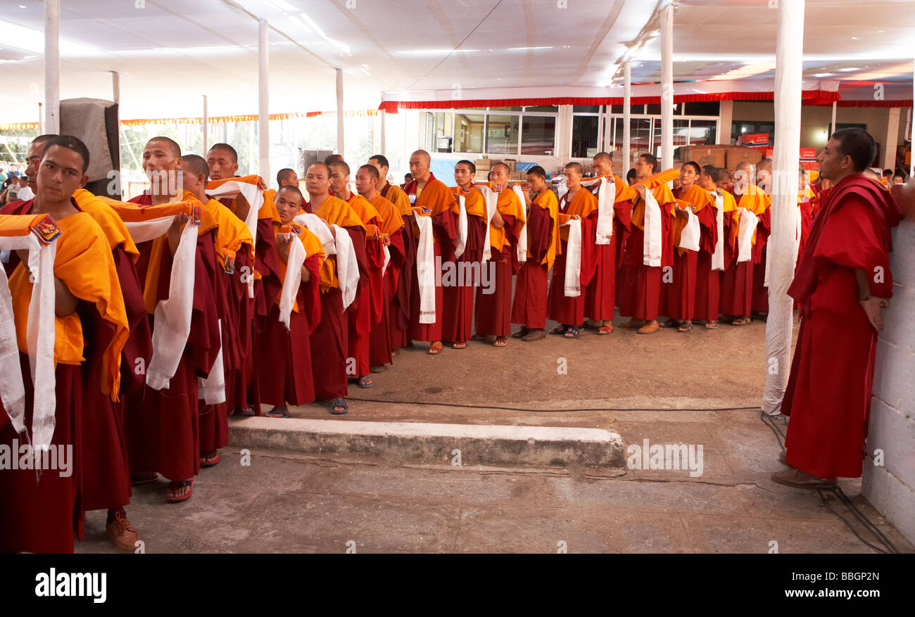 Les moines bouddhistes en attente de bénédictions par le dalaï-Lama Bylakuppe Karnataka Inde Banque D'Images