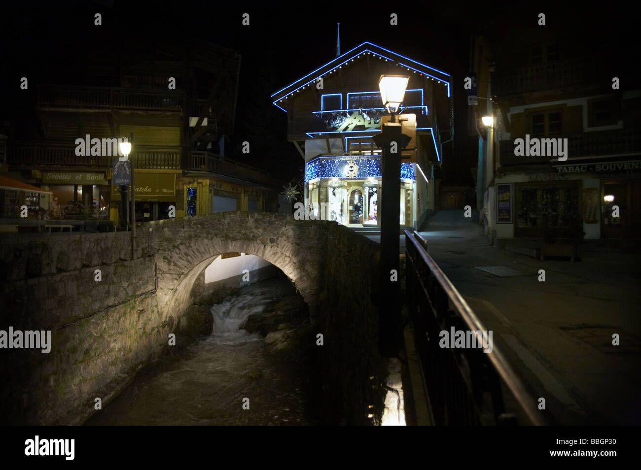 France ville de Megève Alpes Europe la nuit alpine chalet river Banque D'Images