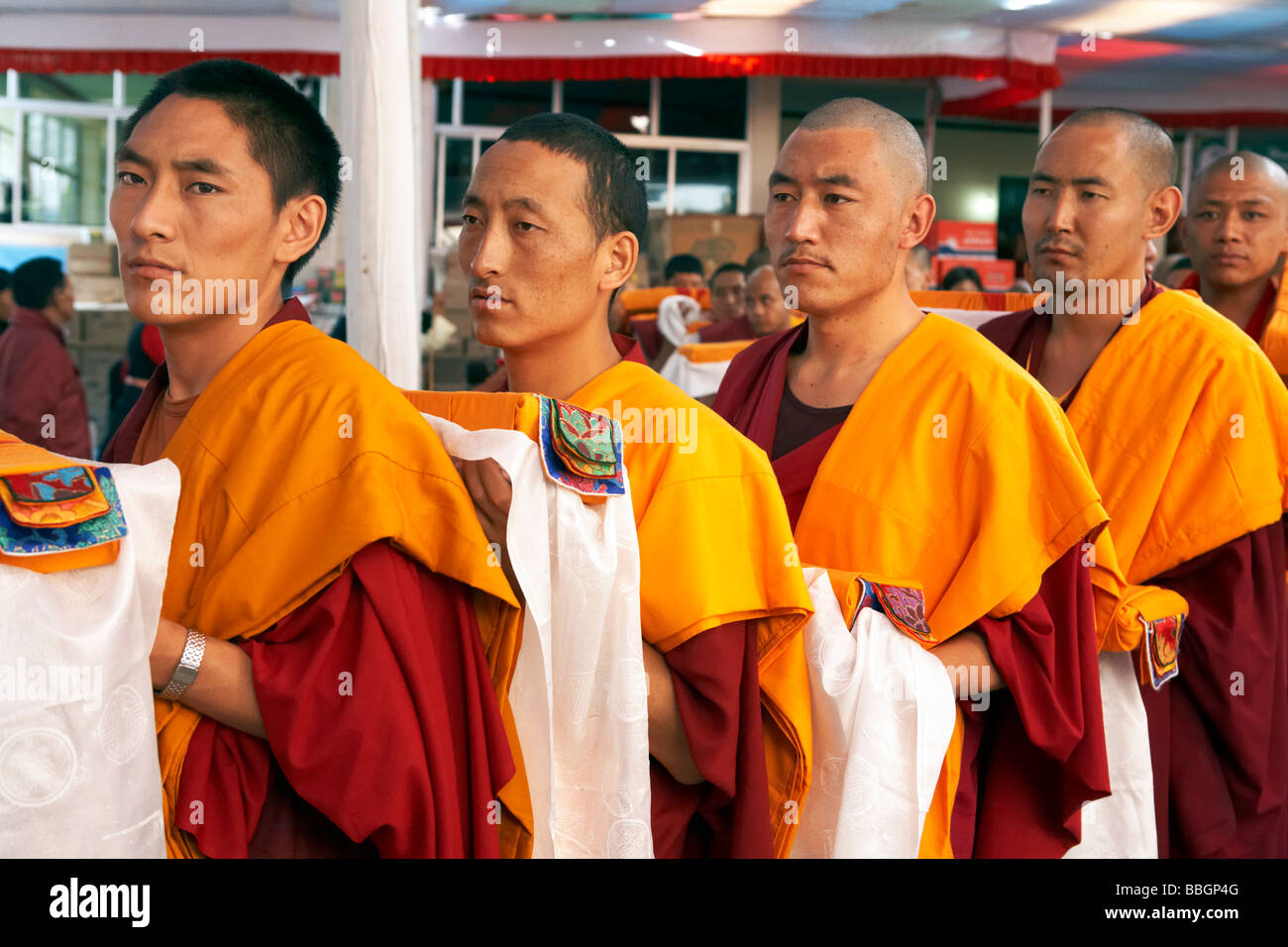 Les moines bouddhistes en attente de bénédictions par le dalaï-Lama Bylakuppe Karnataka Inde Banque D'Images