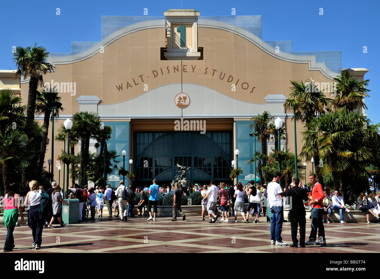 France, 'Parcs à thème » une grande foule de personnes visitant Disneyland Paris, entrée Walt Disney Studios, bâtiment, entrer dans un parc d'attractions, adultes Banque D'Images