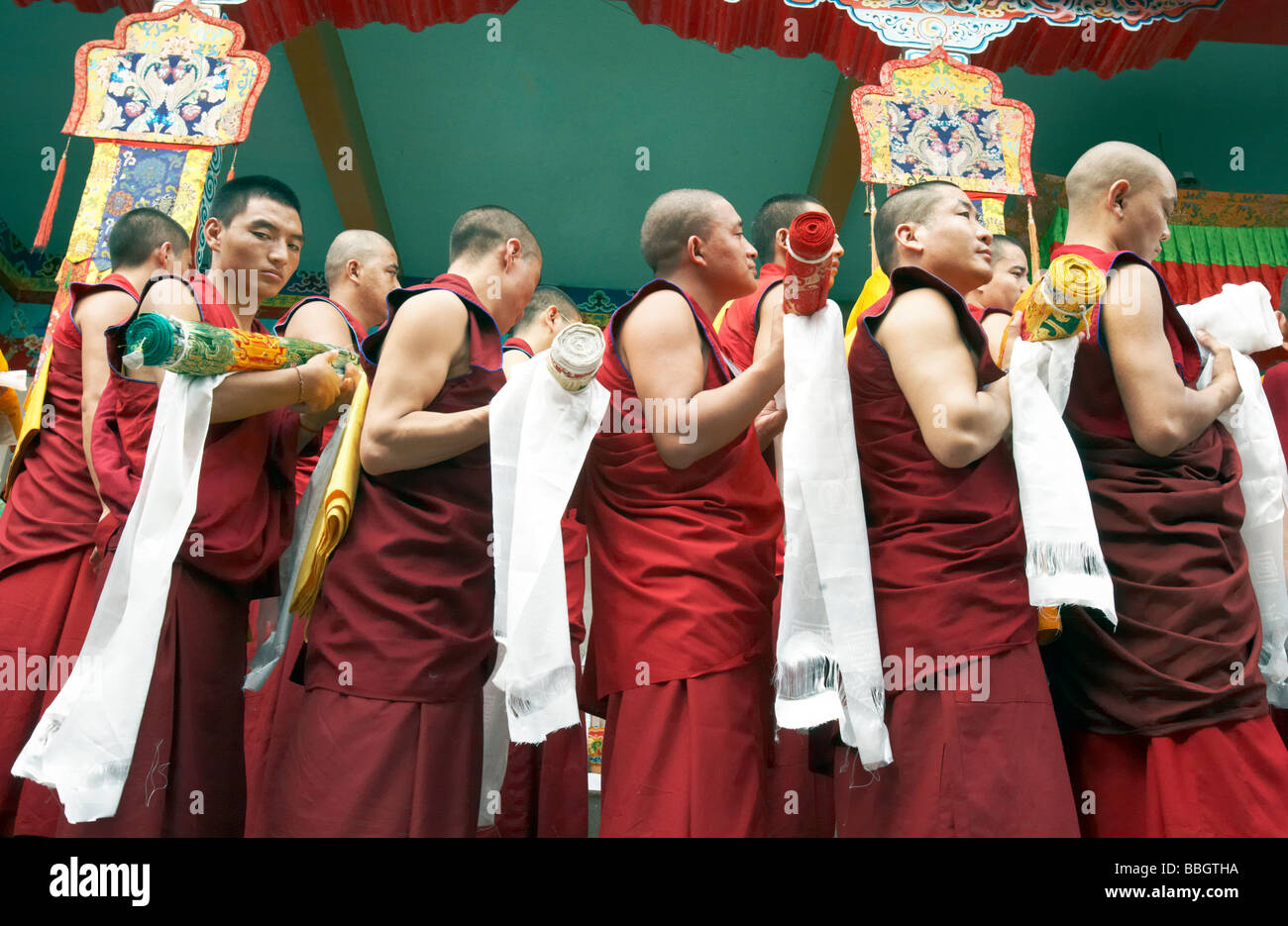 Les moines bouddhistes en attente de bénédictions par le dalaï-Lama Bylakuppe Karnataka Inde Banque D'Images