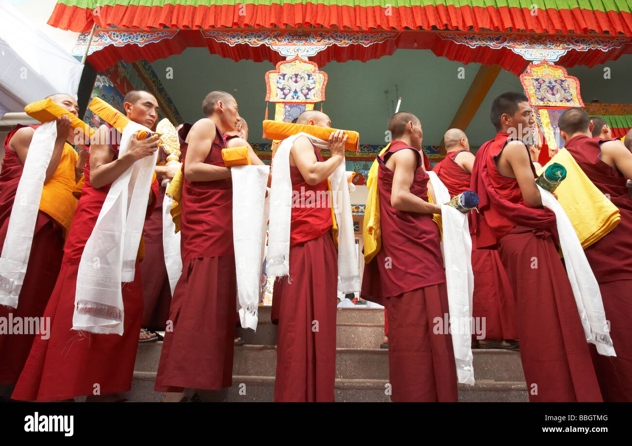 Les moines bouddhistes en attente de bénédictions par le dalaï-Lama Bylakuppe Karnataka Inde Banque D'Images