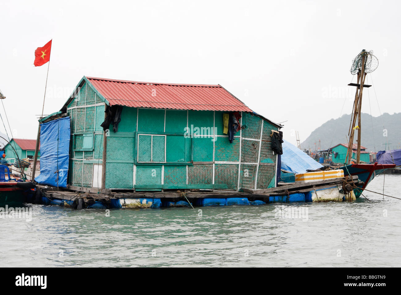 Maison de village de pêcheurs flottant, 'Cat Ba' Island, [la baie d'Halong, Vietnam], [Asie du Sud-Est] Banque D'Images