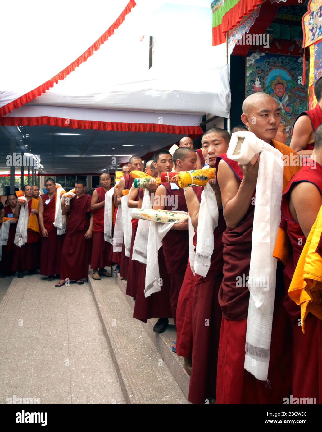 Les moines bouddhistes en attente de bénédictions par le dalaï-Lama Bylakuppe Karnataka Inde Banque D'Images