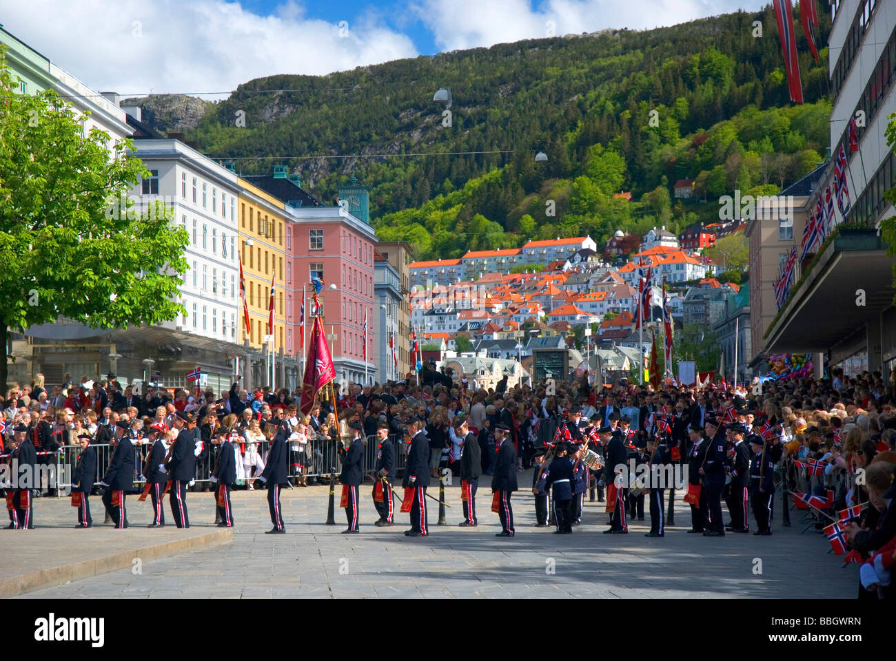 Les célébrations de la fête nationale dans la belle ville de Bergen, la deuxième plus grande ville de Norvège. (17 mai) Banque D'Images