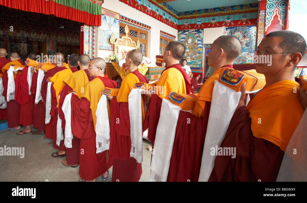 Les moines bouddhistes en attente de bénédictions par le dalaï-Lama Bylakuppe Karnataka Inde Banque D'Images