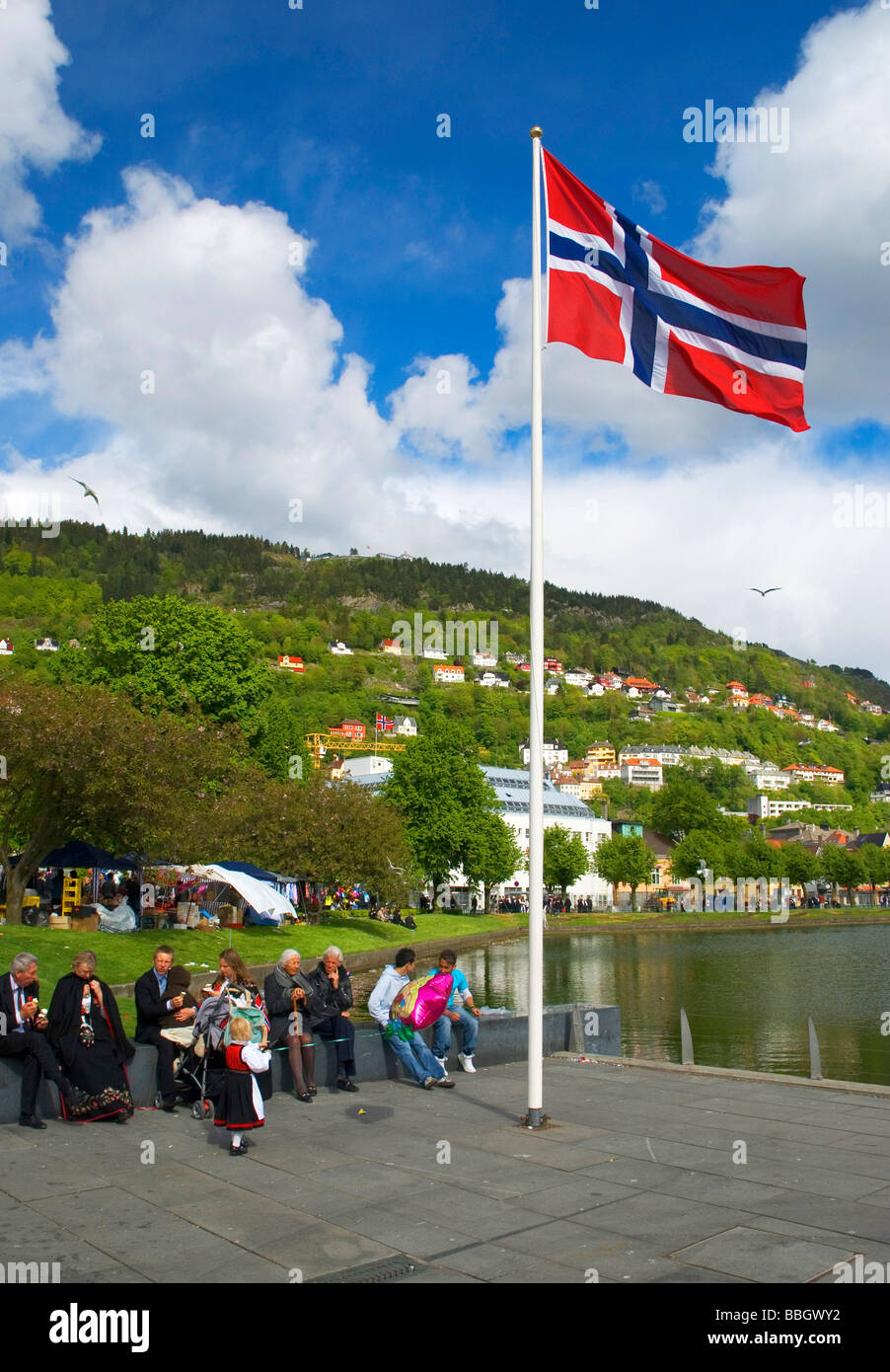 Les célébrations de la fête nationale dans la belle ville de Bergen, la deuxième plus grande ville de Norvège. (17 mai) Banque D'Images