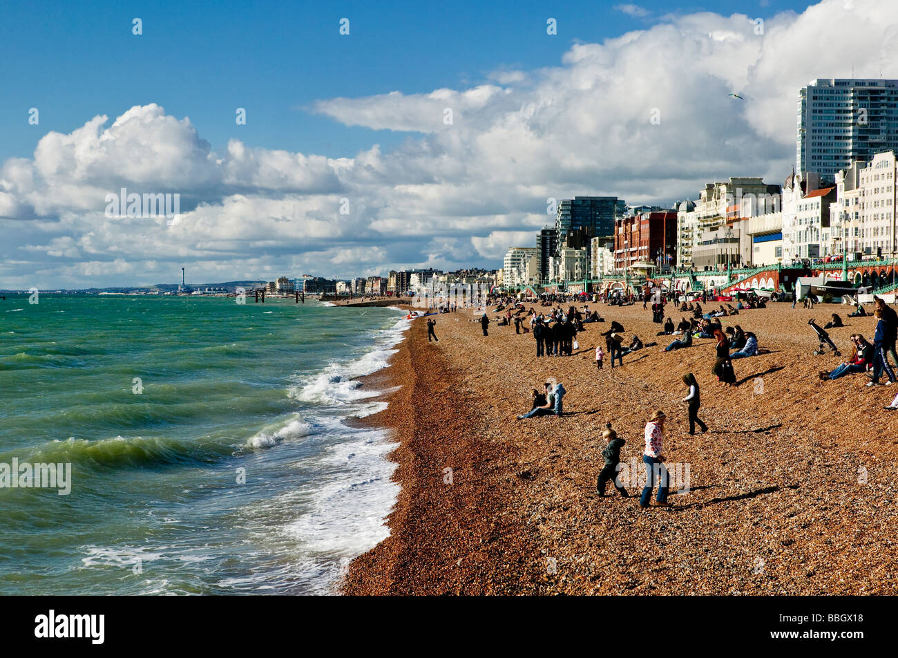 Front de mer de Brighton sur une journée ensoleillée Banque D'Images