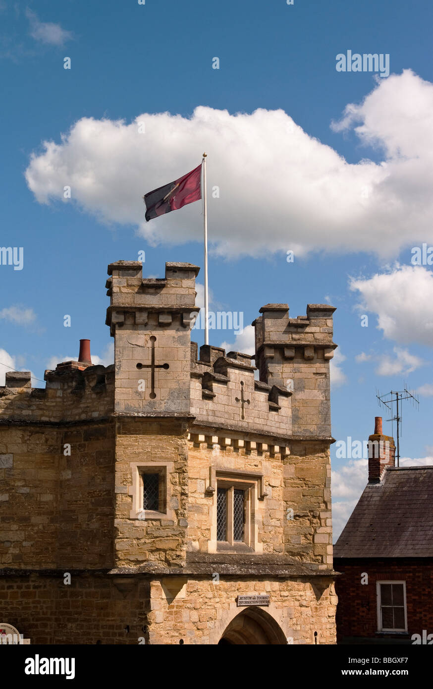Les tourelles et drapeau sur l'ancienne prison maintenant Centre d'information touristique de la ville de Buckingham England UK Banque D'Images