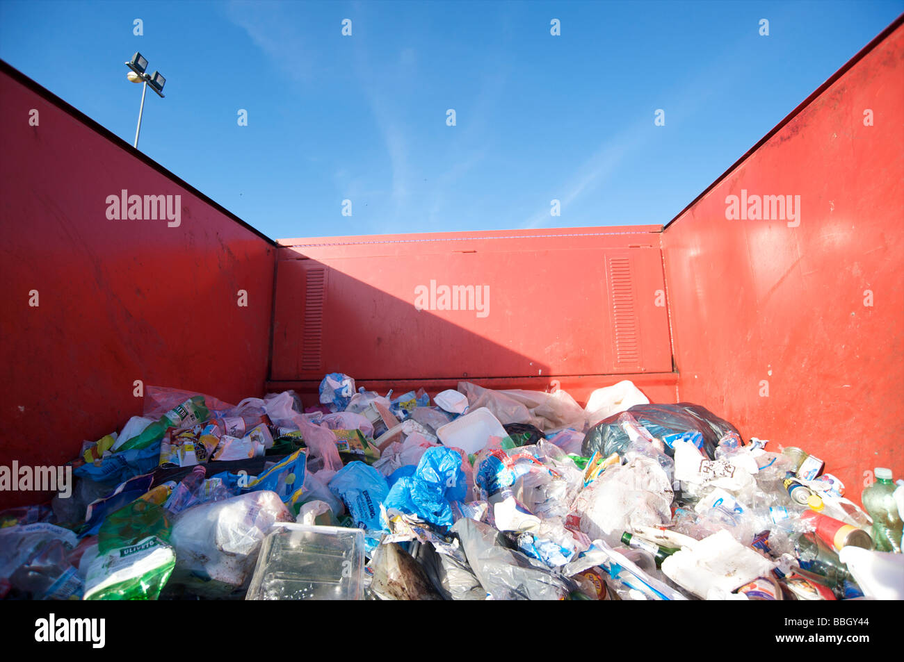 La collecte des déchets un camion chargé de déchets Banque D'Images