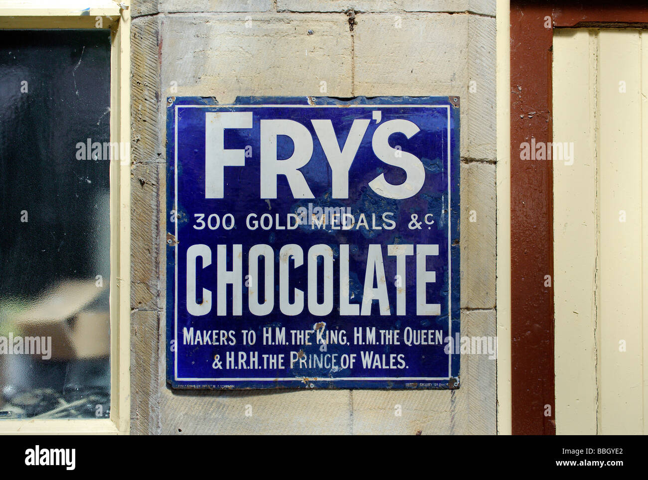 Ancienne enseigne publicitaire pour le chocolat Frys Banque D'Images